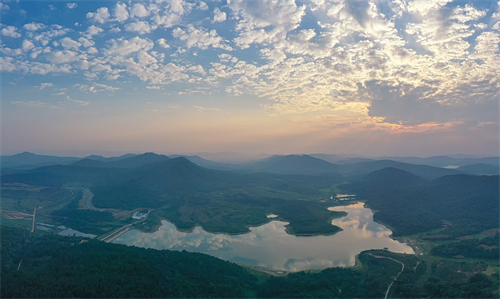 摄图网_501550346_湖北荆门白鹿山庄山顶俯瞰日出乡村水库长图（企业商用）.jpg
