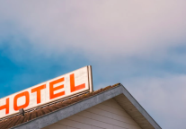 华大酒店预计2022年度收入同比增加30%至40%