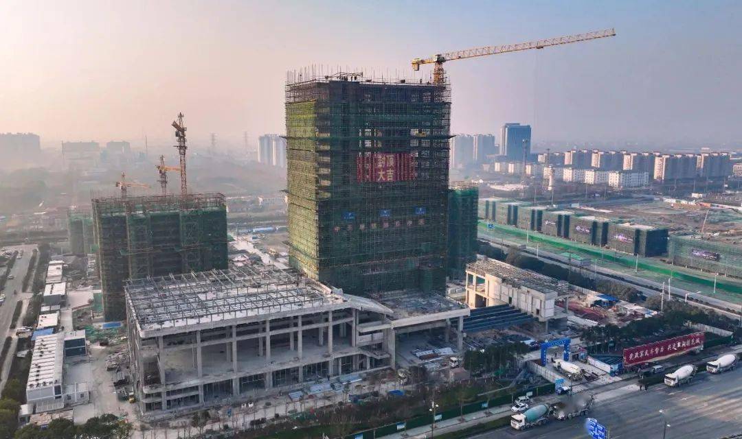 中天钢铁大酒店主体封顶 今年年中建成 
