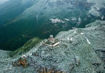 云丘山景区下雪了！最美四月桃花雪，让你的浪漫由此开启……