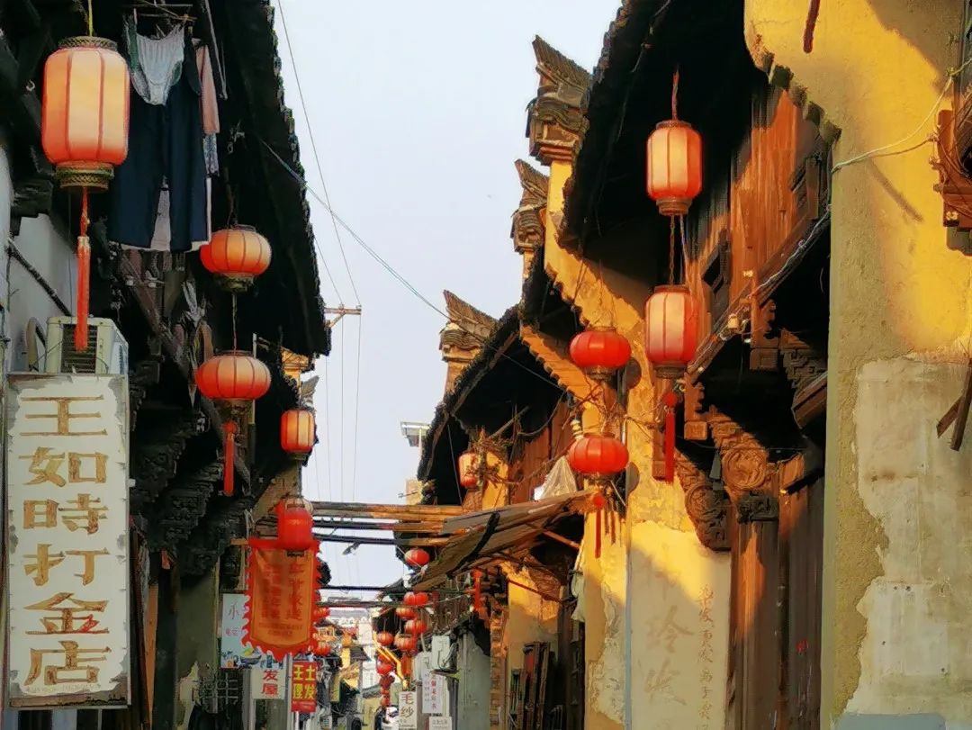 文旅赛道新宠：“沉浸式吃住行游购娱”