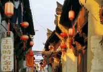 文旅赛道新宠：“沉浸式吃住行游购娱”