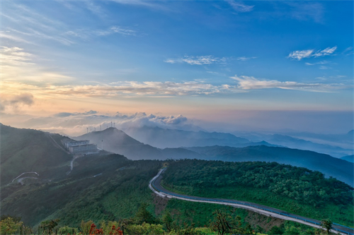 摄图网_500943287_湖北咸宁九宫山山顶道路云海（企业商用）.jpg
