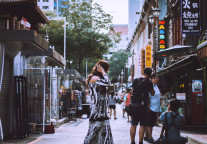 新加坡上半年游客人数暴增12倍 酒店价格创近10年新高