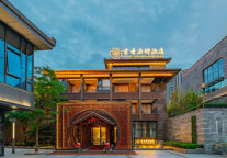 书香爱心暖人心 老人感恩送锦旗——湖北宜昌书香府邸酒店