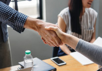 华住集团：陈慧辞任首席财务官，何继红接任