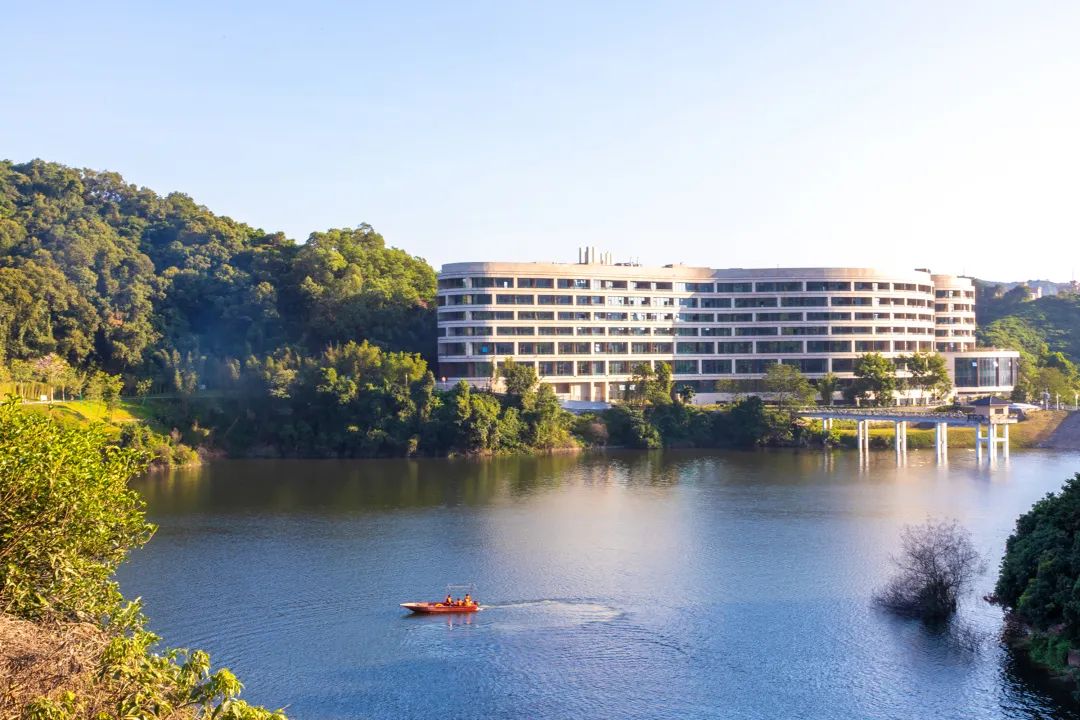 依傍湿地公园,紧邻长岭国家登山健身步道的广州黄埔君澜酒店受到了
