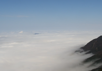 武功山上云做成的海洋，正打着一朵朵浪花