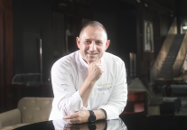 深圳东海朗廷酒店任格里高利 · 菲利普为餐饮行政总监，杰罗姆 · 德科尼克为西餐行政总厨