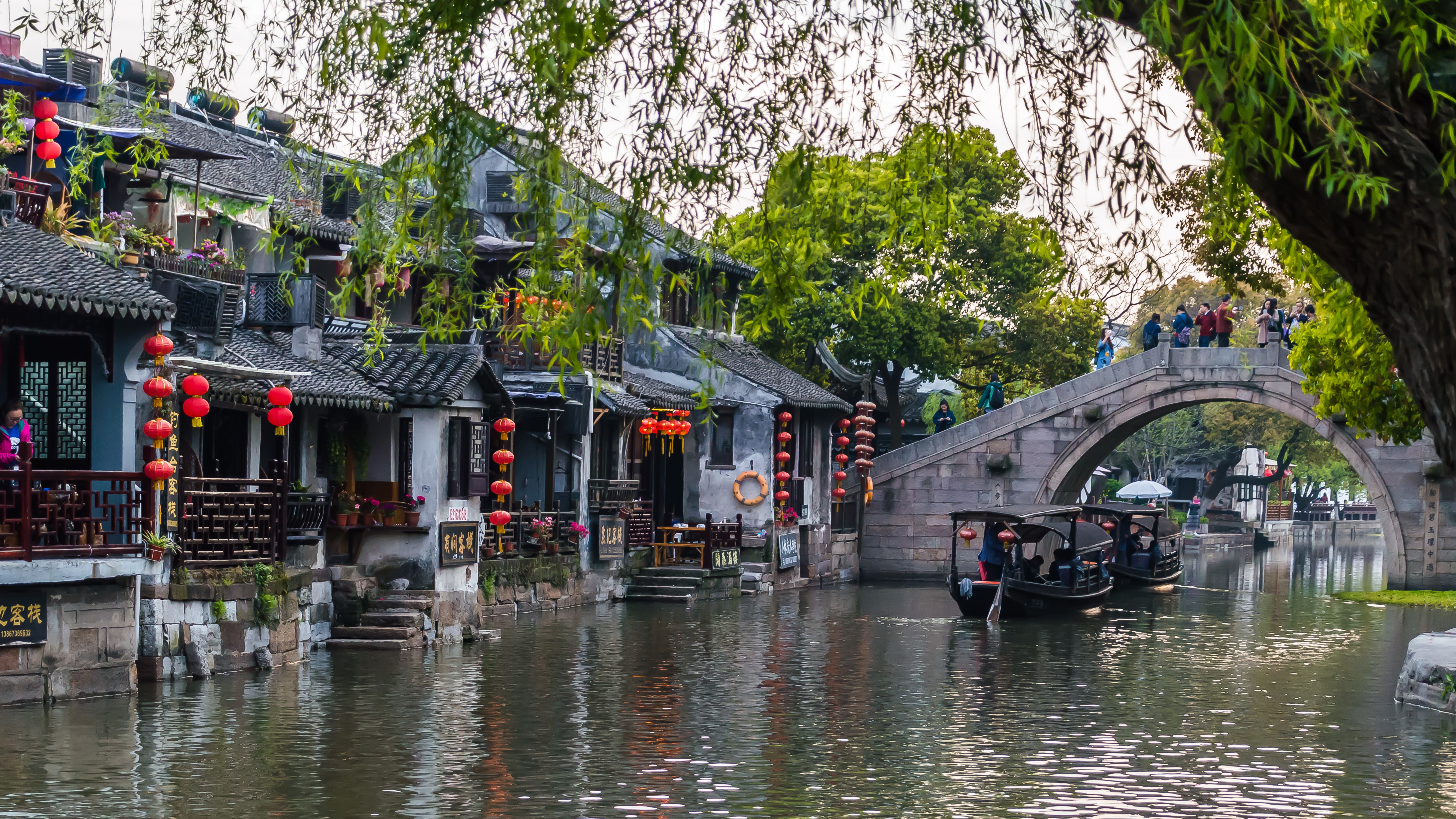 摄图网_500723732_江南水乡西塘柳树船只背景（企业商用） (1).jpg
