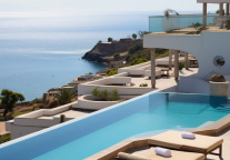 大酒店：Keith James Robertson 将获委任为执行董事及财务总裁