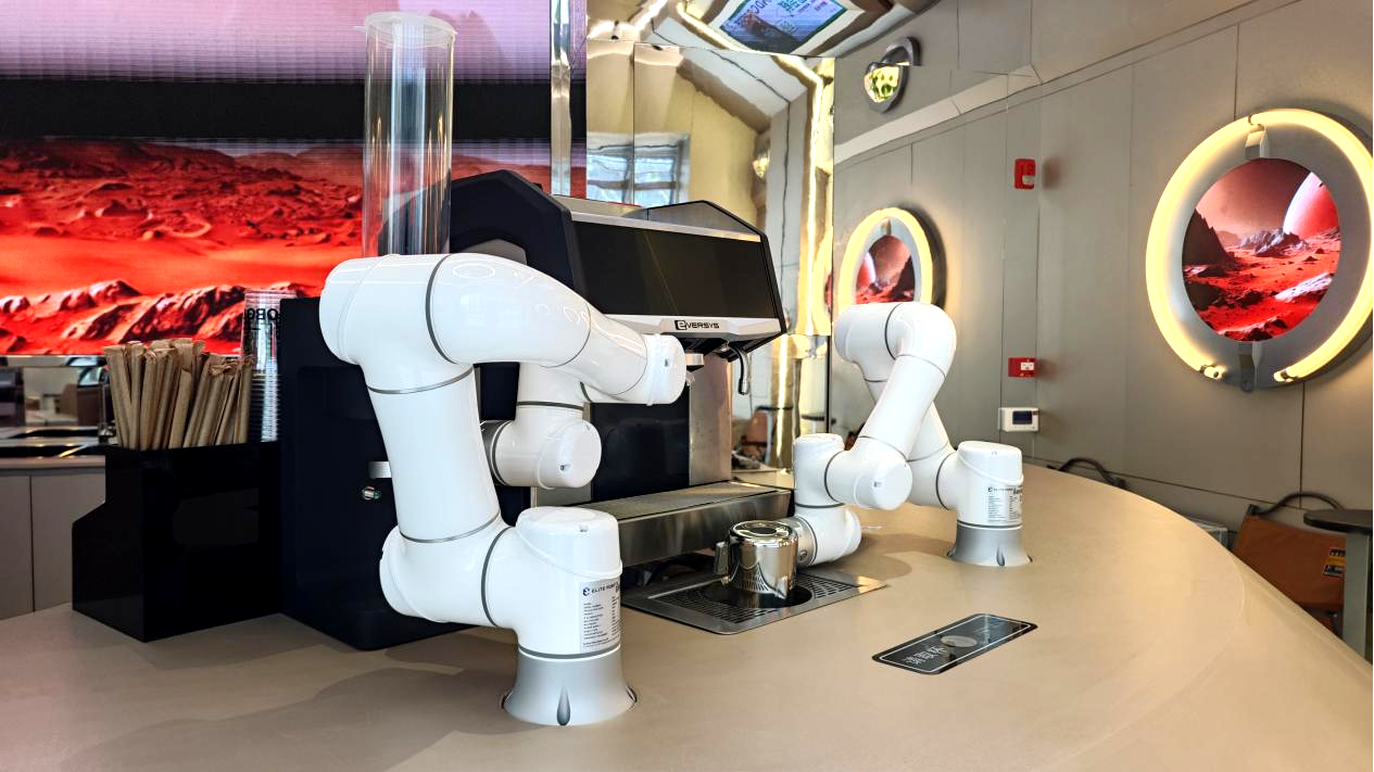  ROBOT AND COFFEE星际主题旗舰店盛大开业！引领科技咖啡新潮流