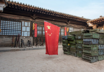 景区回应项目爆火限流：预约游客太多，刀枪棍棒等表演道具不够用