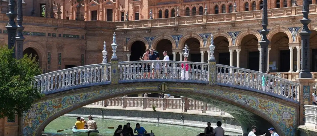 西班牙今年或迎1亿游客 “过度旅游”引担忧