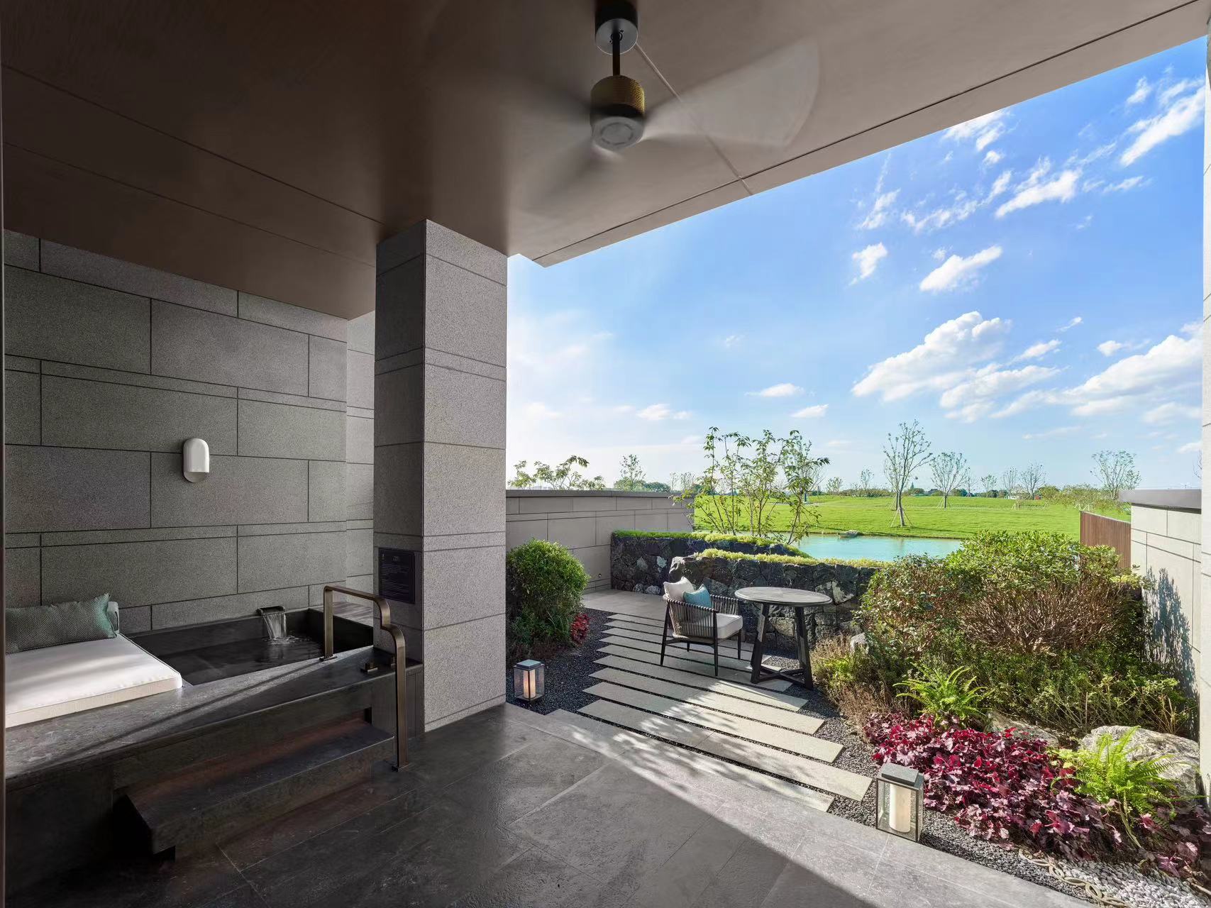 02 BTCNYL-Lakefront Pool Deluxe Room_Twin_Courtyard 阳澄水榭私汤大床房户外庭院.jpg