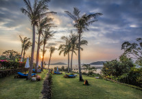 今年前11月三亚累计接待入境过夜游客64.69万人次，同比增长1.8倍