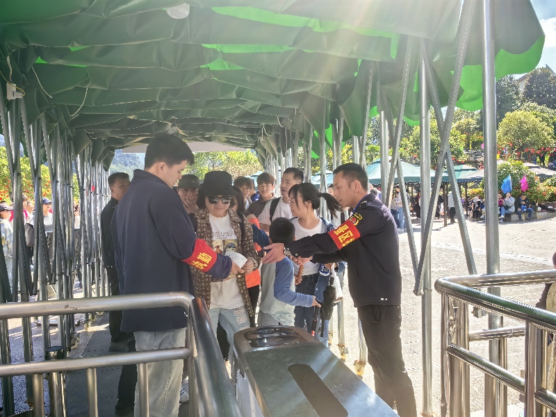 江西三清山:国庆游人如织 旅游秩序井然 江西三清山:国庆游人如织 旅游秩序井然
