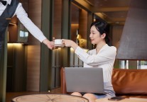 云迹科技分别与深圳CIO协会酒店业专委会、神旗数码签署战略合作协议