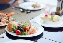 万豪国际大中华区餐厅蝉联《2025香港澳门米其林指南》9星荣耀