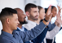 万达酒店股东大会全票通过：丁本锡卸任非执行董事 刘英武接任执行董事