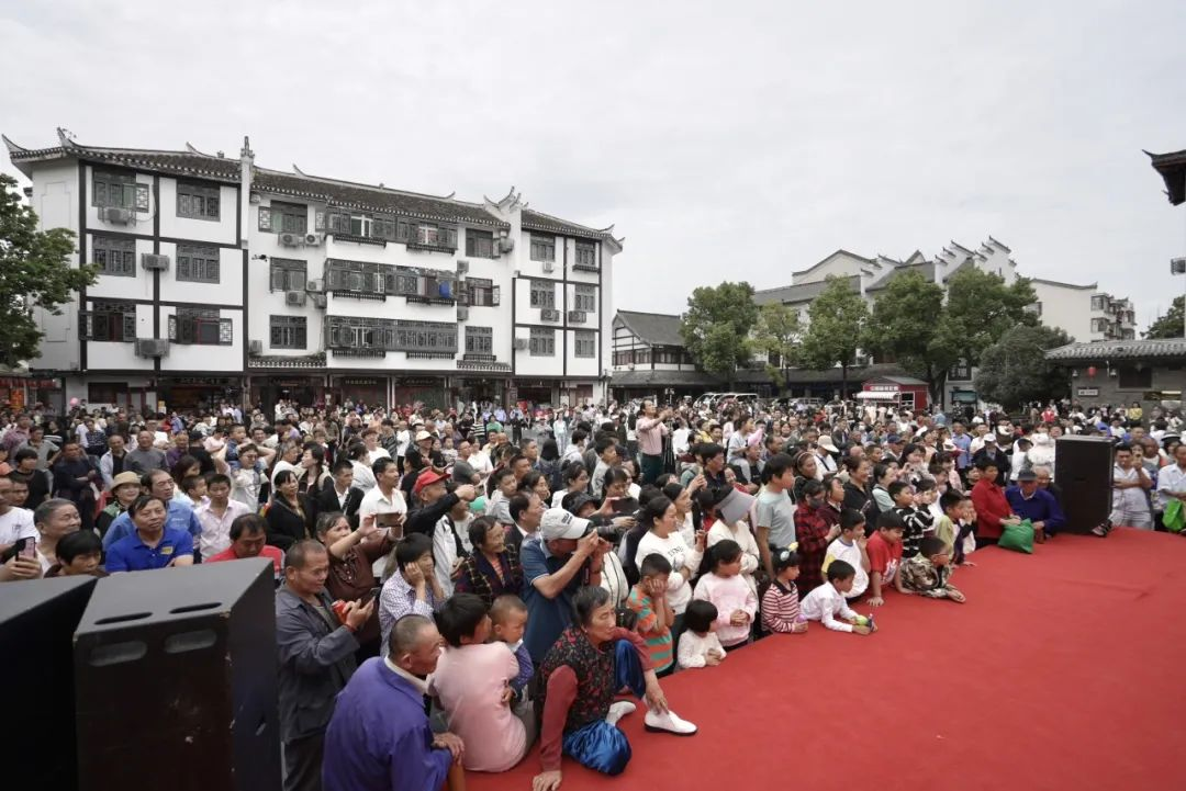 “十一”假期首日，三河古镇开启“人海”模式