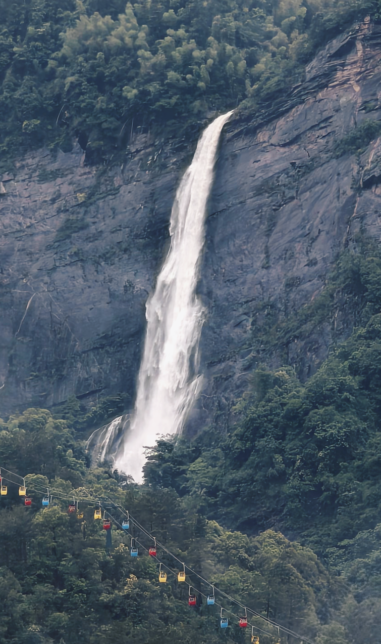 暴雨后，邂逅庐山风景区瀑布的壮美奇观