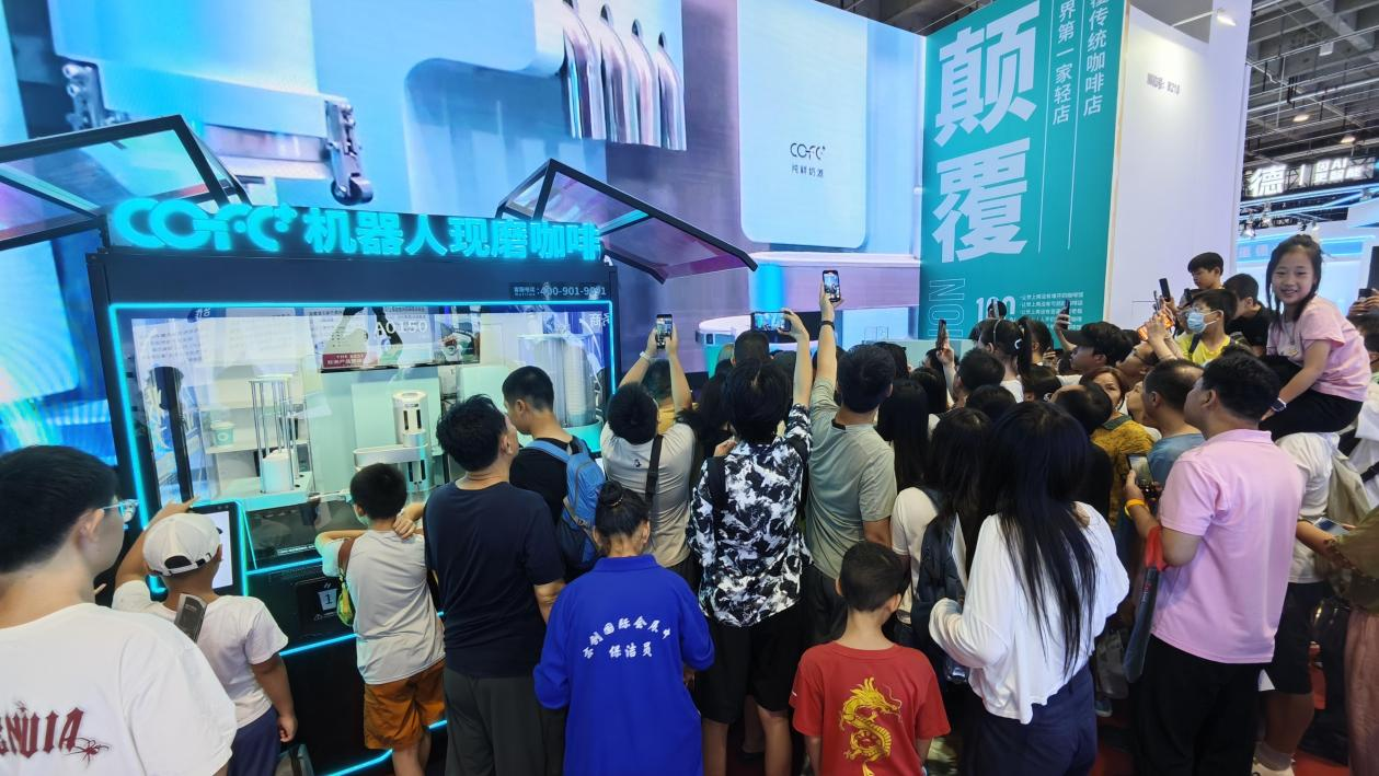 第5代升级版咖啡机器人COFE+亮相中国文化旅游产业博览