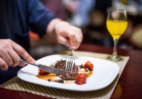 酒店进口食材成本飙升，售价呢？