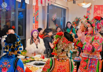 途家：赶集、写对联、弹古筝…今年老外爱上中国民宿里过春节