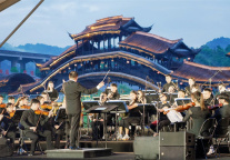 交响和鸣山海情 高铁飞驰连渝港“从香江到黔江——2025·渝港情深”交响音乐会璀璨启幕