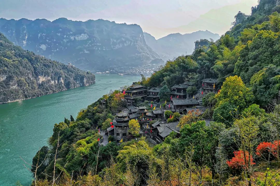 你要写三峡人家景区，就不能只写三峡人家景区，你要写.....