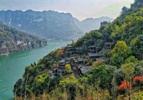 你要写三峡人家景区，就不能只写三峡人家景区，你要写.....