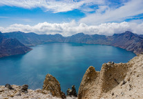 长白山：子公司托管蓝景酒店股权