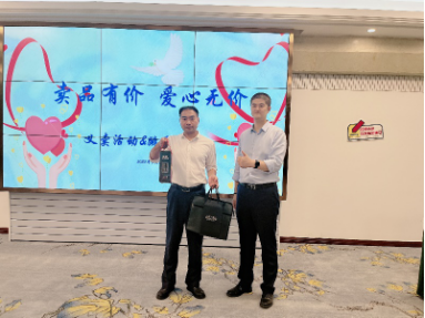 扬州万达颐华酒店举行爱心义卖活动