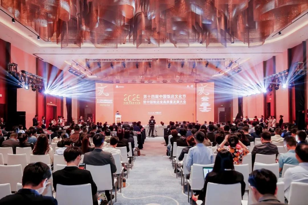全球首发：中国饭店协会联合云迹科技发布首个官方认证酒店「AI智能体」