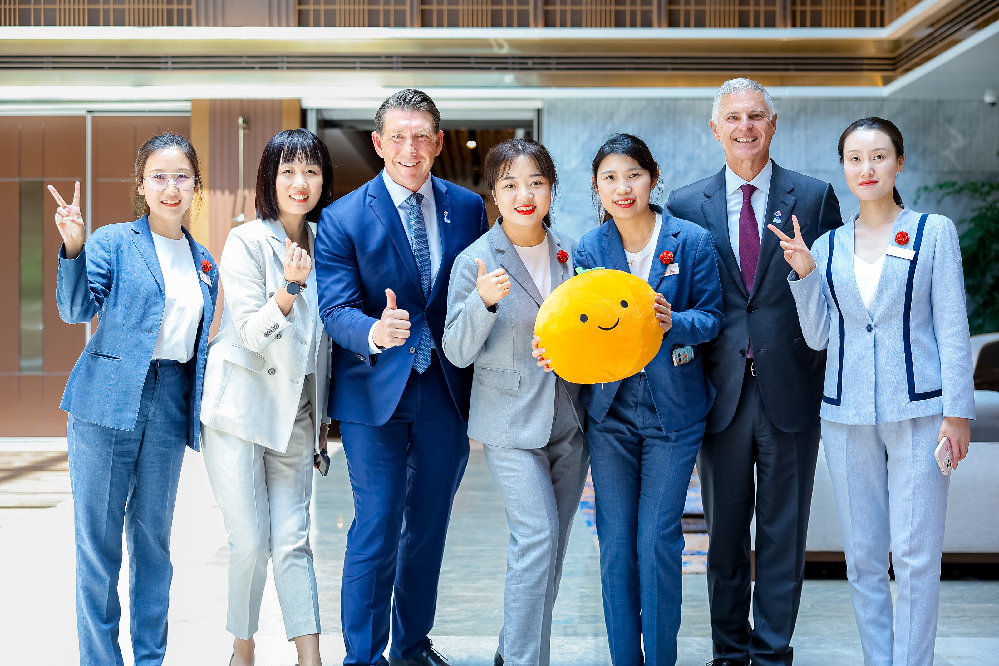 克里斯托弗 ∙ 纳塞塔（右二）在西安曲江希尔顿嘉悦里酒店.jpg