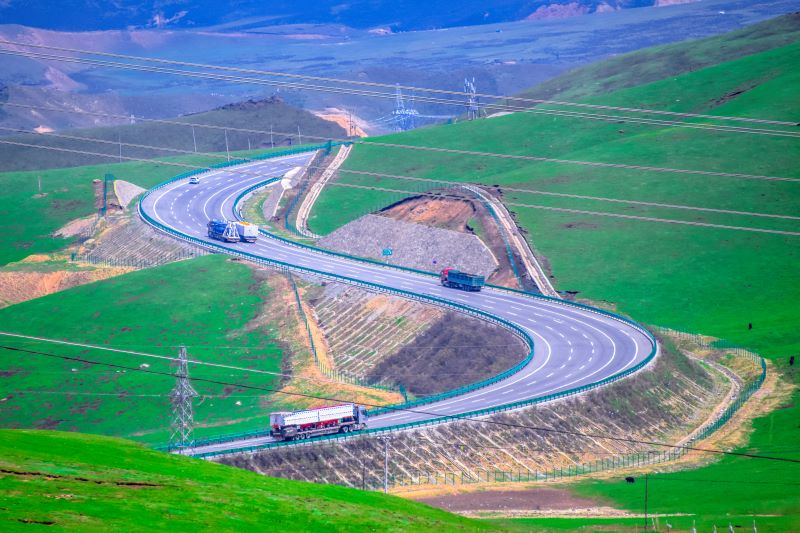 摄图网_506626209_青山公路和电力塔为背景（企业商用）.jpg