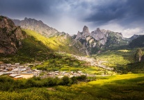 又有景区被指“圈路”收费，回应称进入超3小时需在出口补票