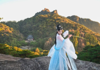 想拍摄与三清宫的合影，推荐紫烟石观景台