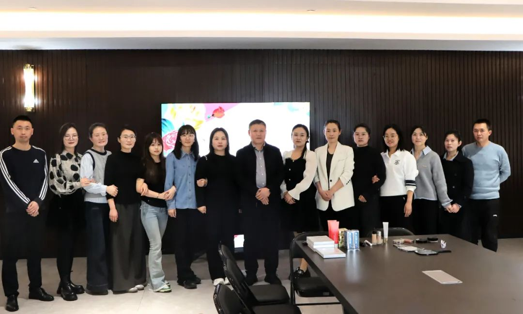 榆林旅投公司工会委员会开展庆祝“三八”妇女节彩妆课堂活动