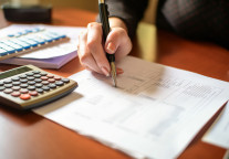 英皇娱乐酒店预计2024年中期净亏损2.3亿港元