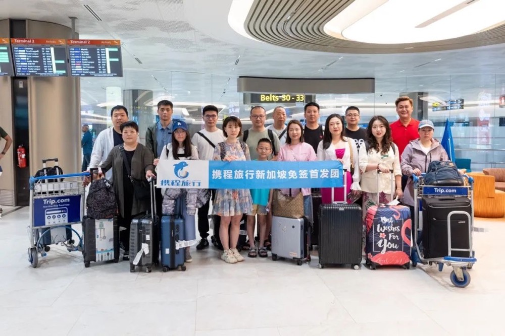 中新互免签证后，首批团队游客到狮城过年