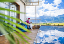 花筑民宿旅居产品亮相携程2024财报