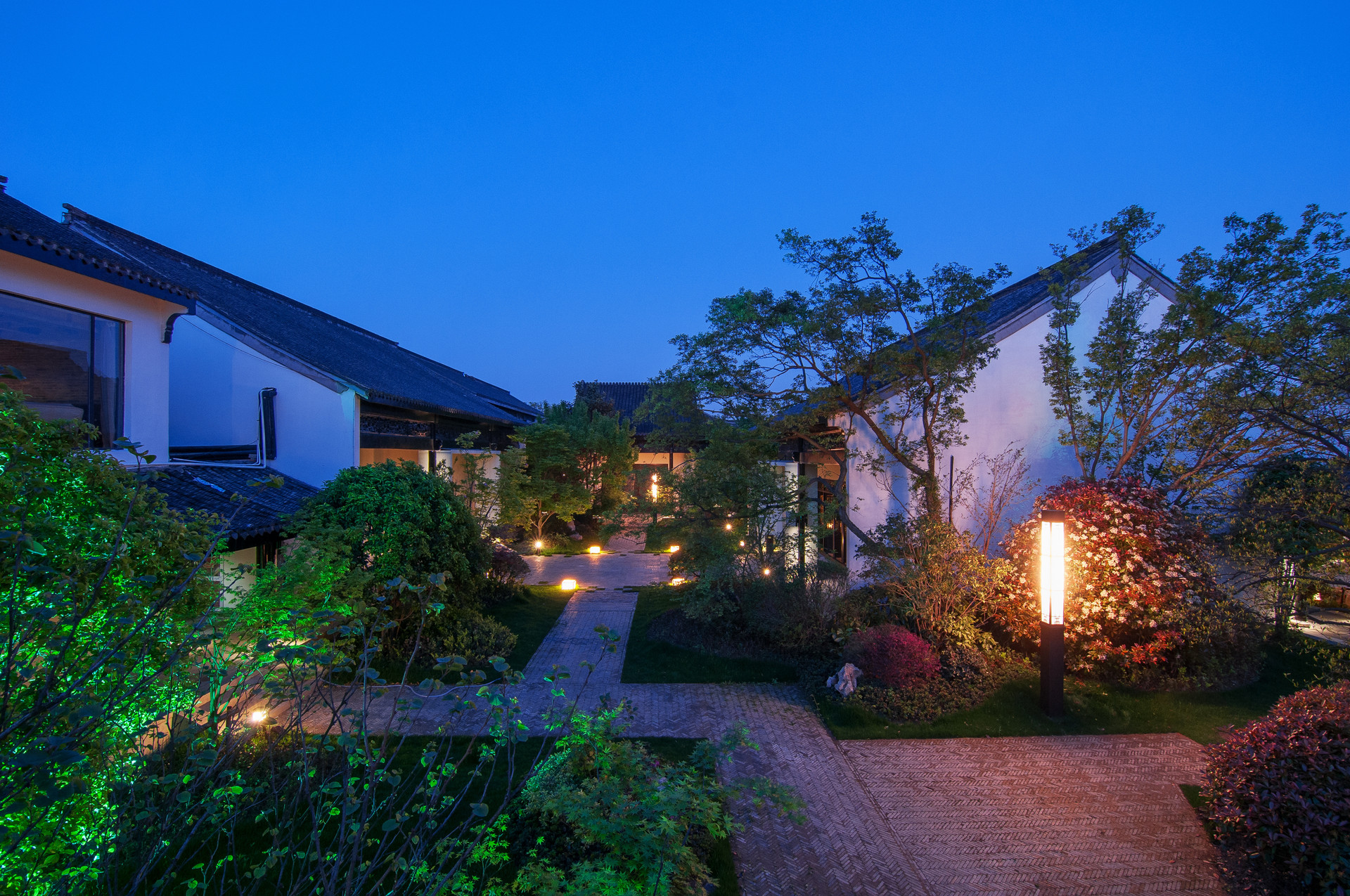 摄图网_500532032_banner_度假酒店夜景（企业商用）.jpg