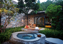 药企，来“抢”酒店生意了