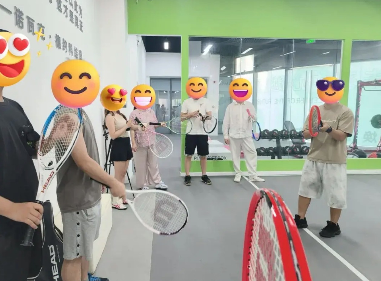 金湖公寓与招商武汉城建未来中心联合举办趣味网球体验活动！来抓住夏天的尾巴 