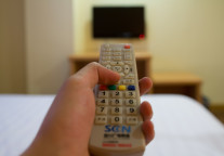 治理电视“套娃”收费和操作复杂，252万间酒店客房实现便捷看电视