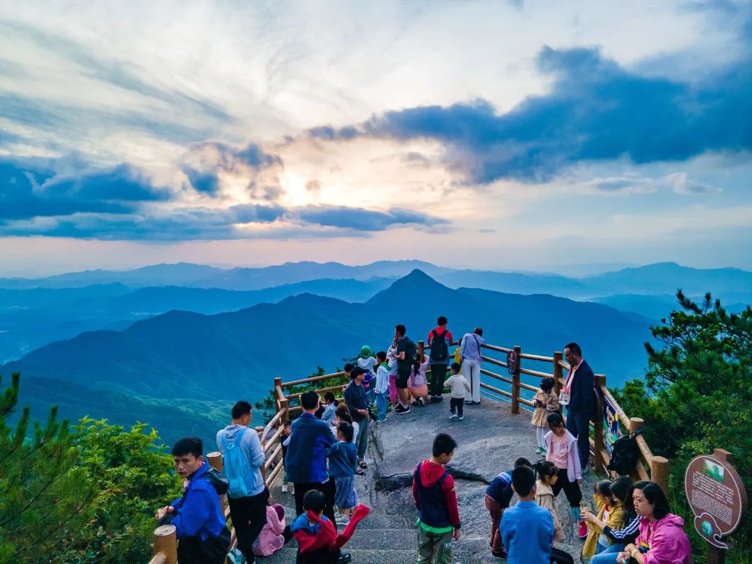 在明月山景区，你永远可以当一个喜欢玩耍的宝宝！
