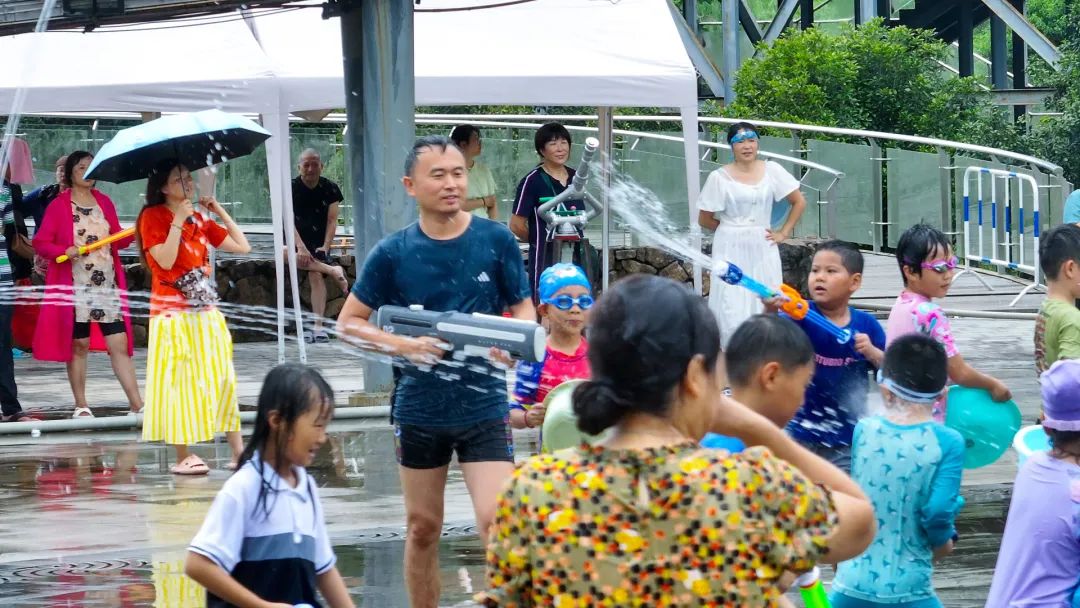音浪、水花、热舞，今天明月山景区燃爆啦！