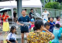 音浪、水花、热舞，今天明月山景区燃爆啦！